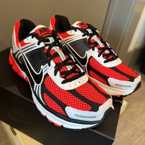 NIKE Zoom Vomero 5 SE Bright Crimson / Black - NIB sz 8.5